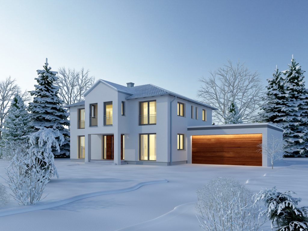 Haus im klassischen Stil mit Garage im Winter - Wichtige Tipps für Winterpflege und Wärmedämmung
