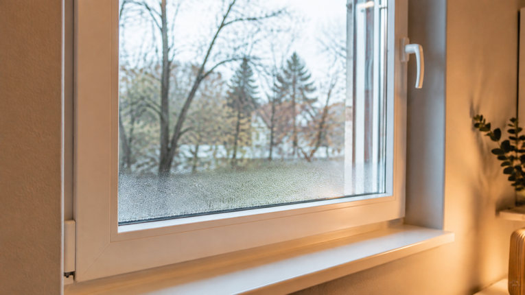 Feuchtigkeit am Fenster im Herbst - wann Lüften reicht und wann Austausch sinnvoll wird